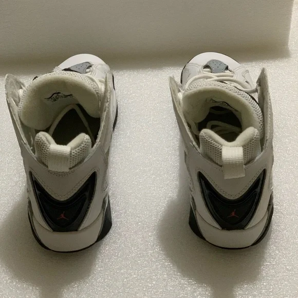 Jordan True Flight BG Size 7 Women 5.5 Youth color white, gray and red 💕 - Picture 2 of 5
